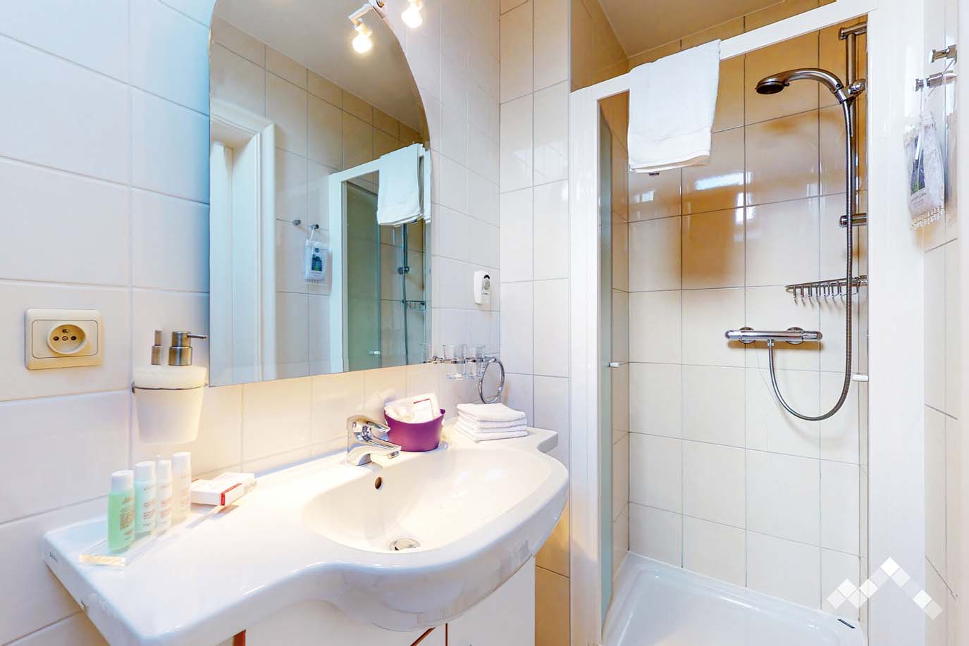 LA DEMEURE DU RUISSEAU (18 pers.) -16