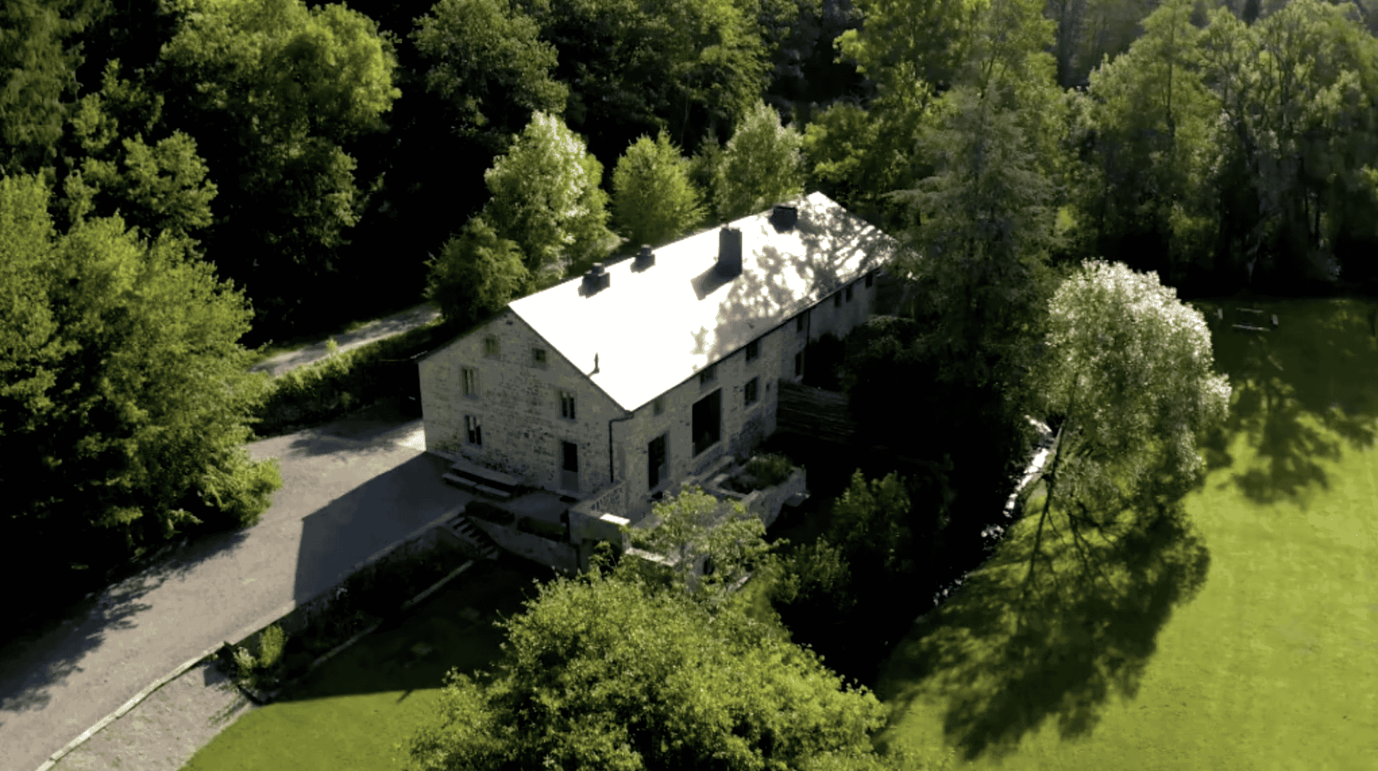 amour-est-dans-le-pre-trace-de-biche